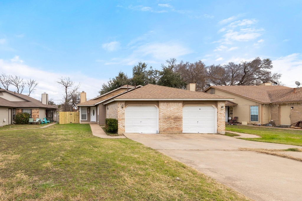 313 Greenlawn Blvd - Photo 0