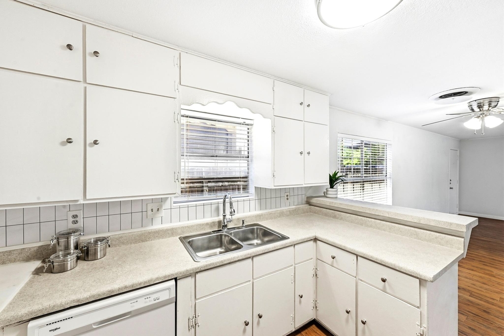 8204 Exmoor Dr - Photo 13