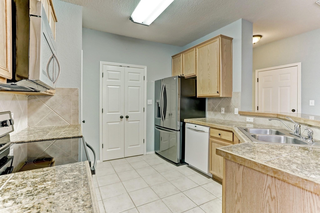 20904 Waterside Dr - Photo 5