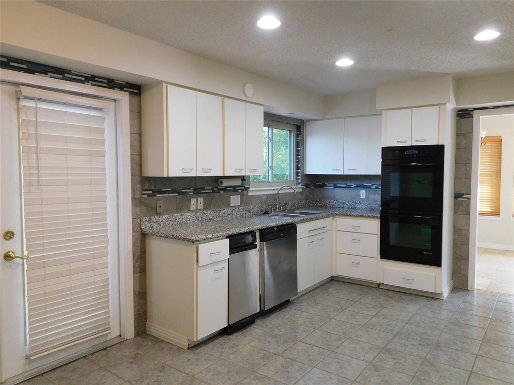 1006 Porpoise St - Photo 11