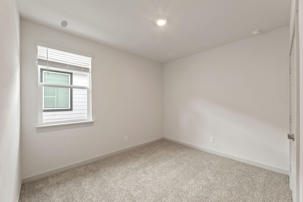237 Ashford St - Photo 10