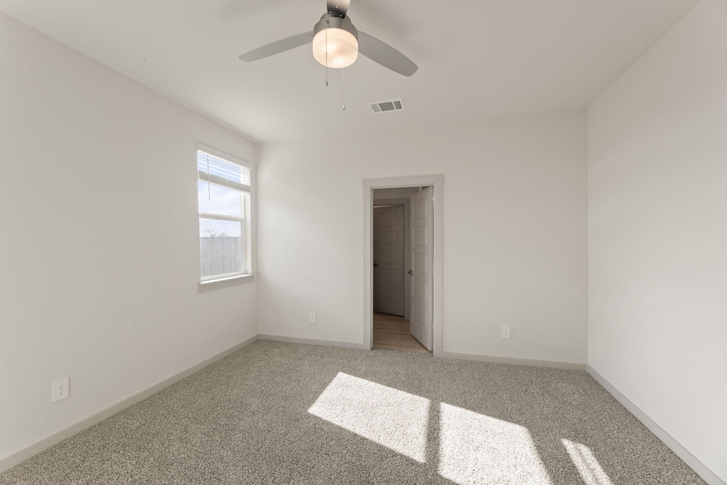 237 Ashford St - Photo 15