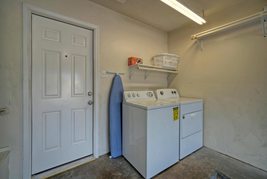 1004 Hyridge St - Photo 15