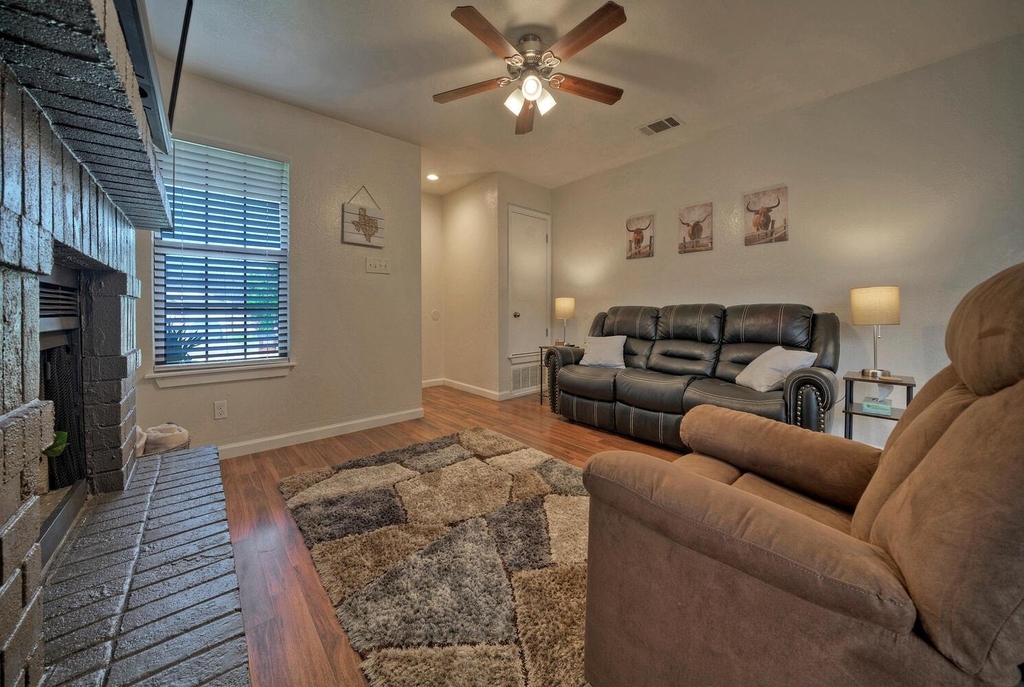 1004 Hyridge St - Photo 8