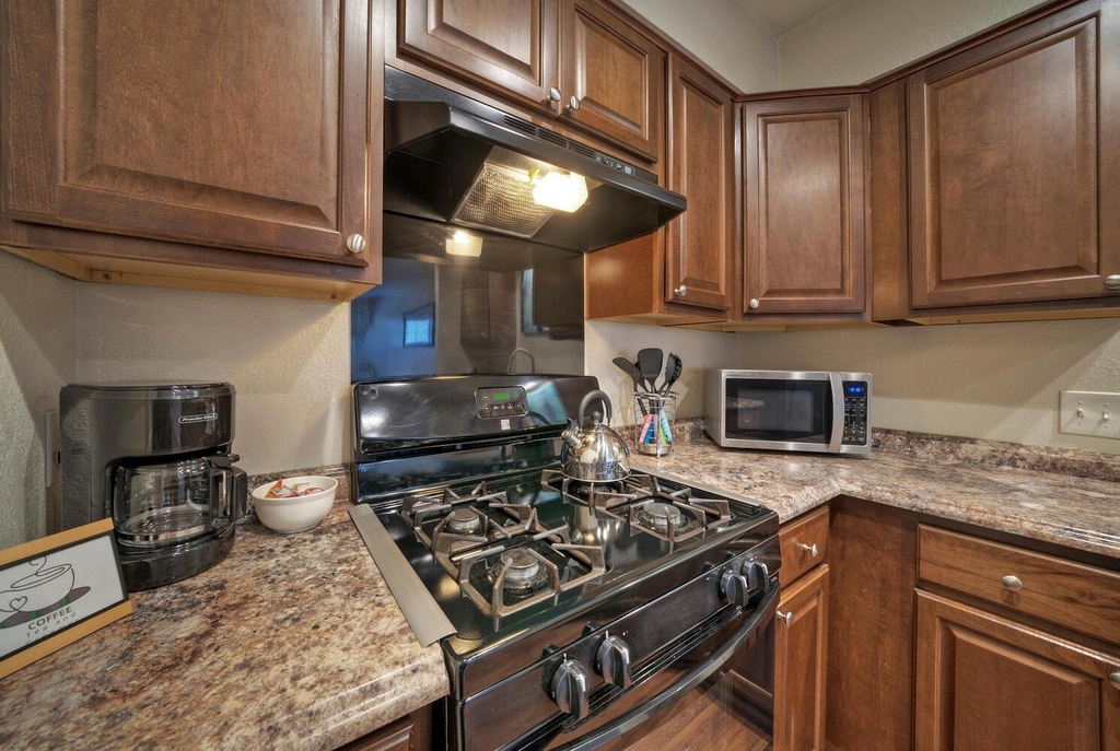 1004 Hyridge St - Photo 13