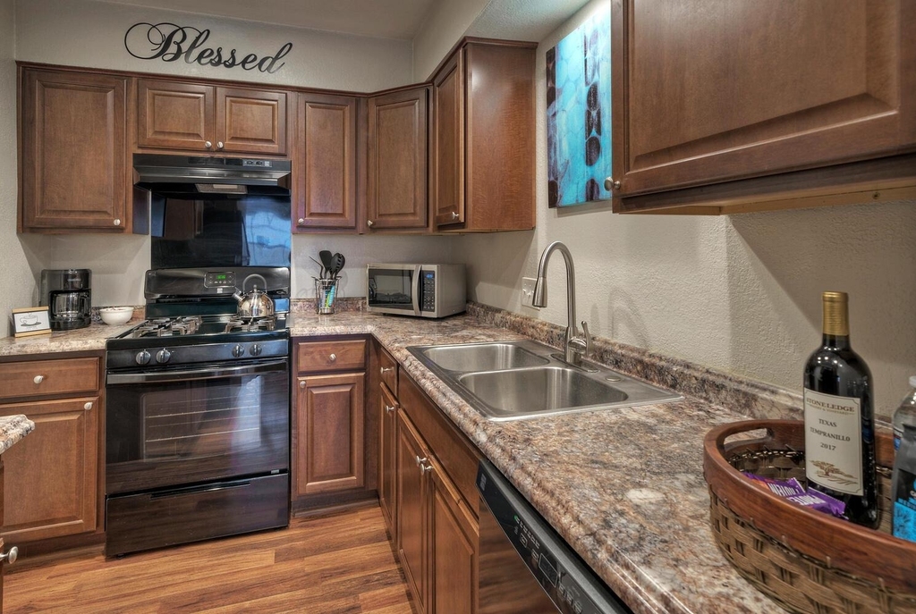 1004 Hyridge St - Photo 5