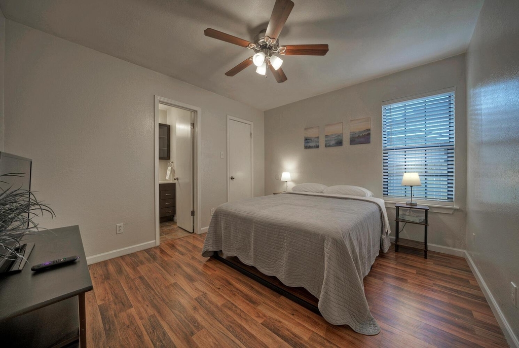 1004 Hyridge St - Photo 3