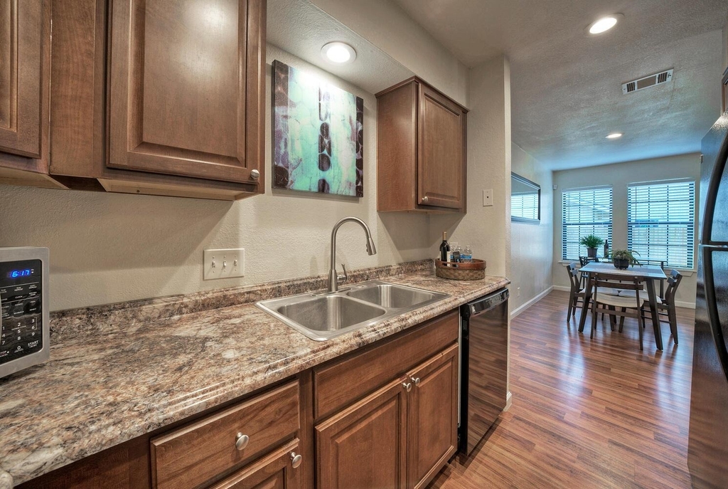 1004 Hyridge St - Photo 14