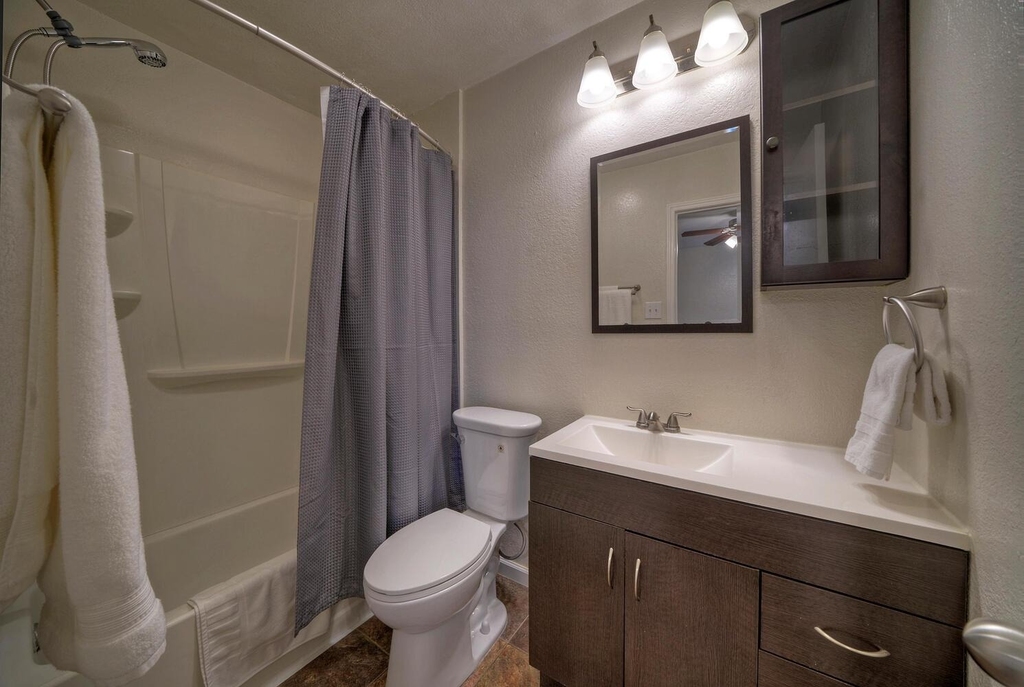 1004 Hyridge St - Photo 2