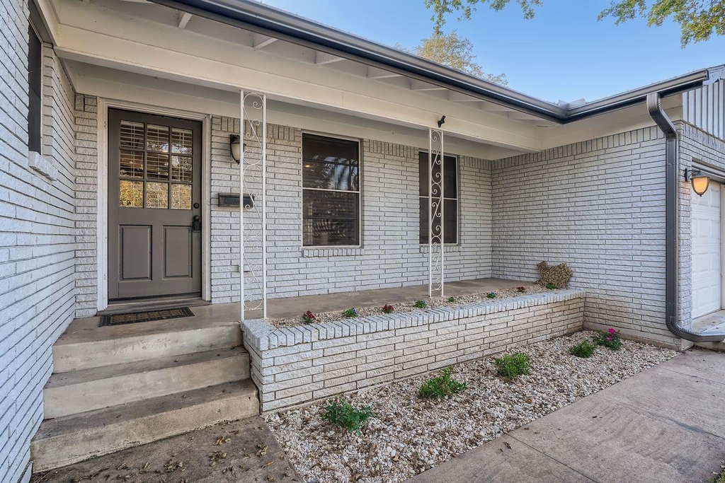 210 College St - Photo 0