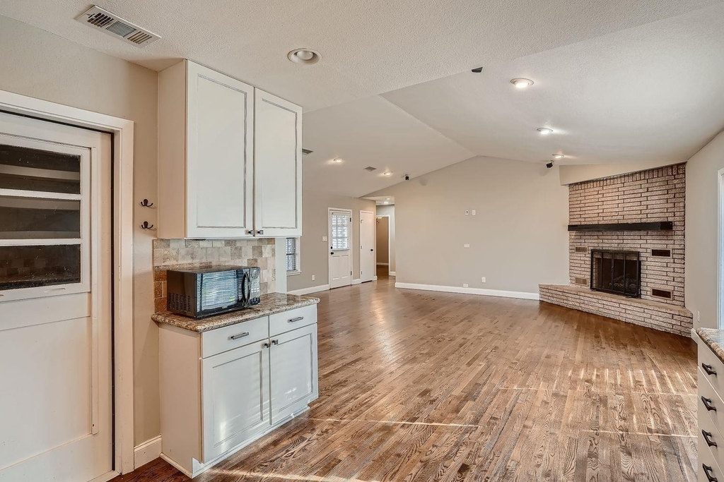210 College St - Photo 8