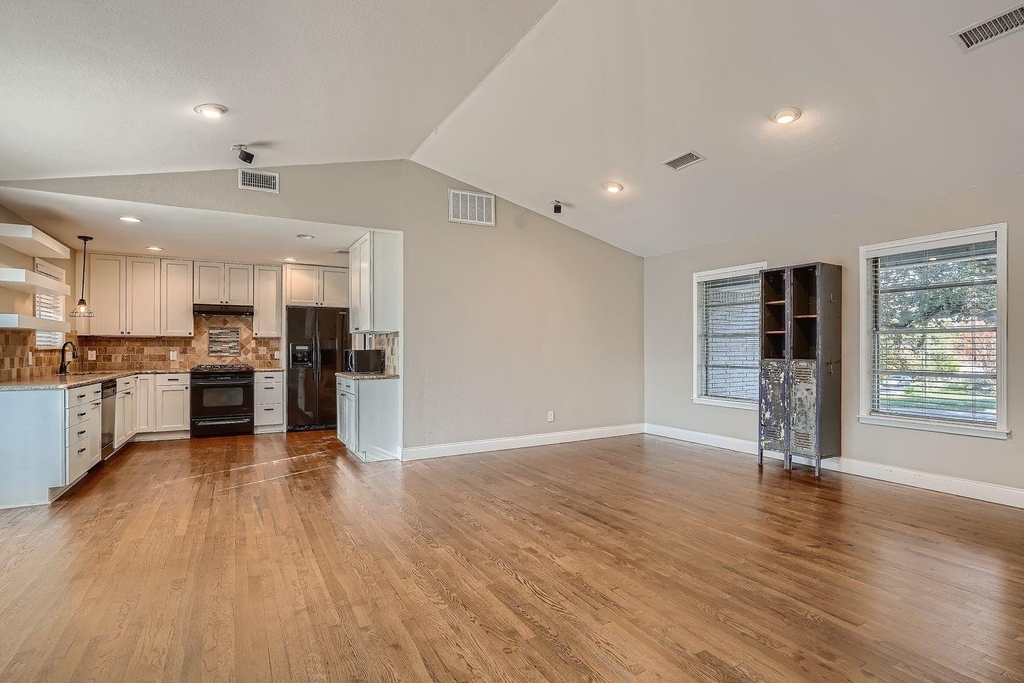 210 College St - Photo 10