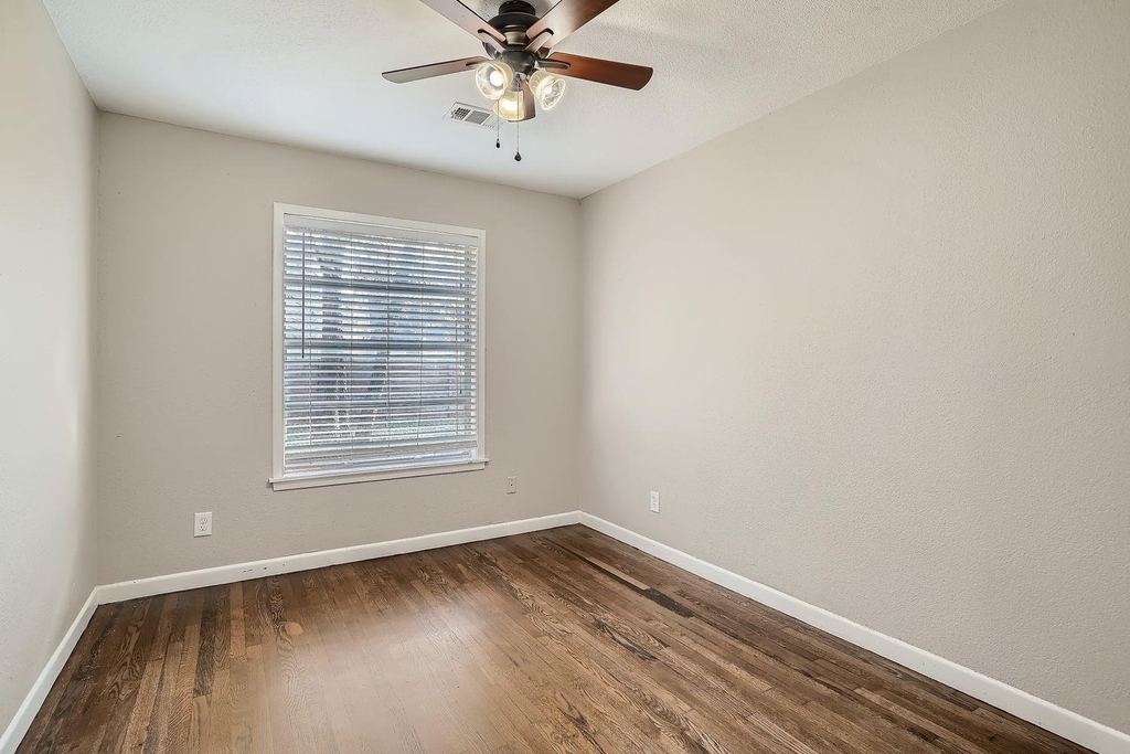 210 College St - Photo 16