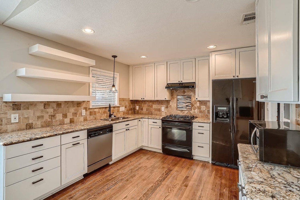 210 College St - Photo 3