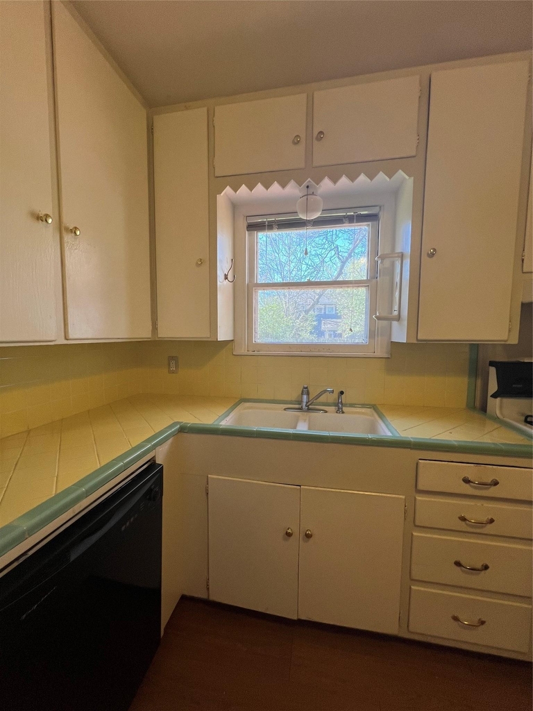 1007 E 38th St - Photo 8