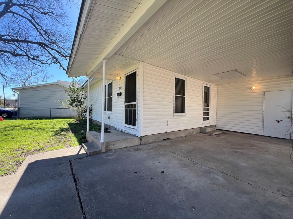 1007 E 38th St - Photo 2