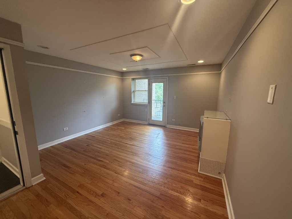 6954 N Greenview Avenue - Photo 1