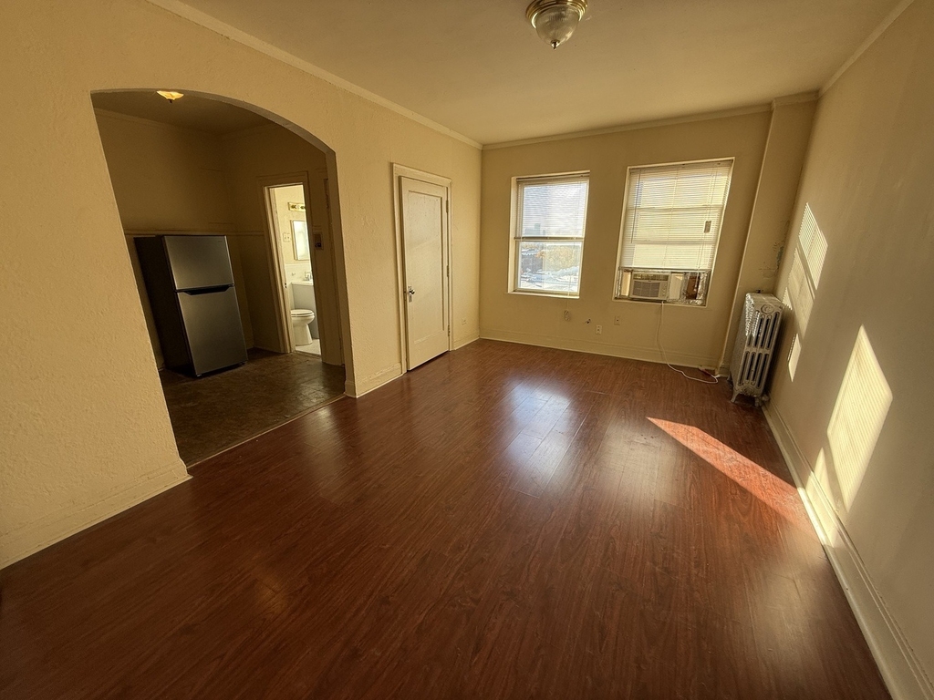 6930 N Greenview Avenue - Photo 2