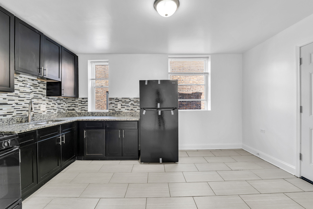 8241 S Maryland Avenue - Photo 4