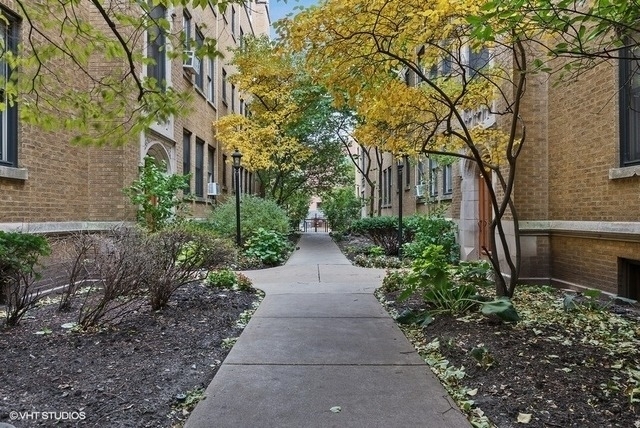 626 W Waveland Avenue - Photo 1