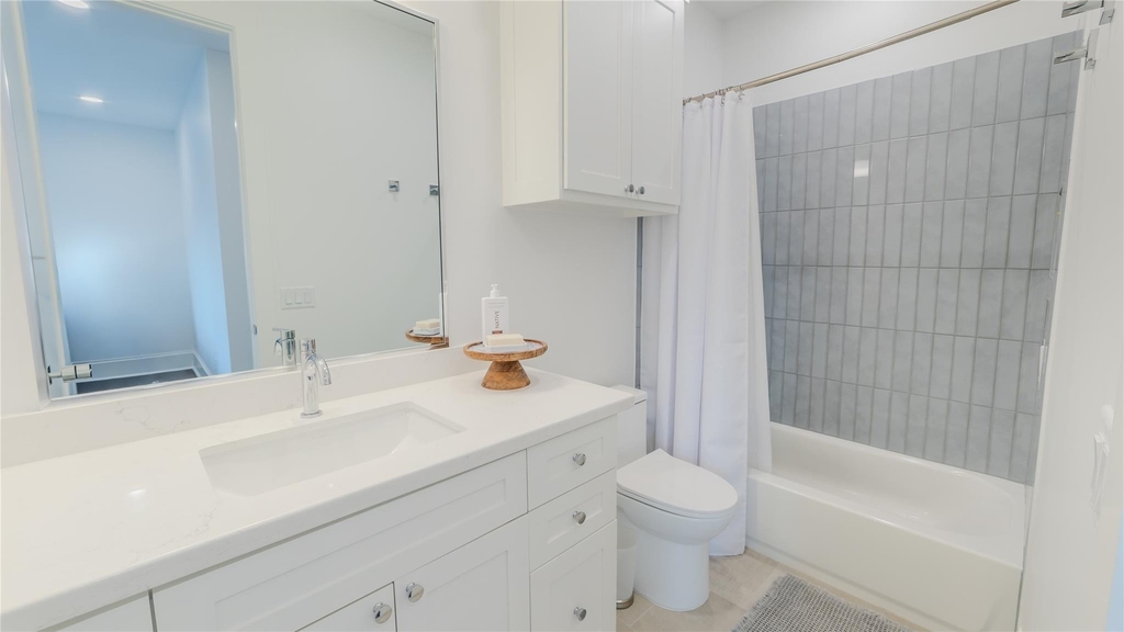 974 W 43rd Street - Photo 33