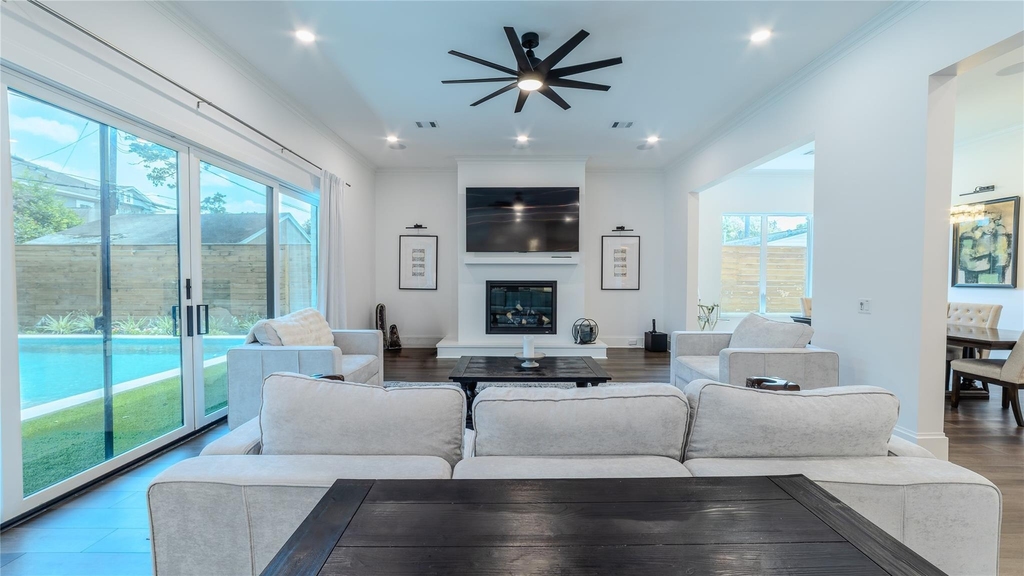 974 W 43rd Street - Photo 9