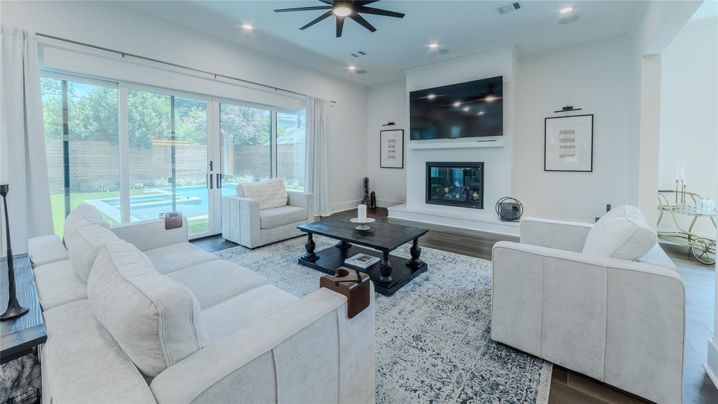 974 W 43rd Street - Photo 8