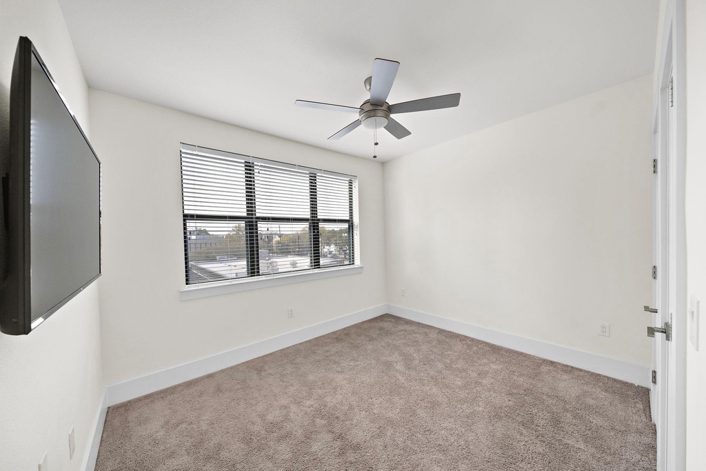 2401 Crawford Street - Photo 6