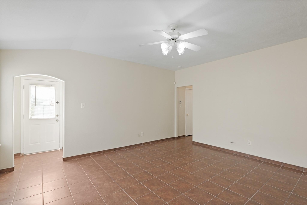 1907 Wooded Acres Drive - Photo 5