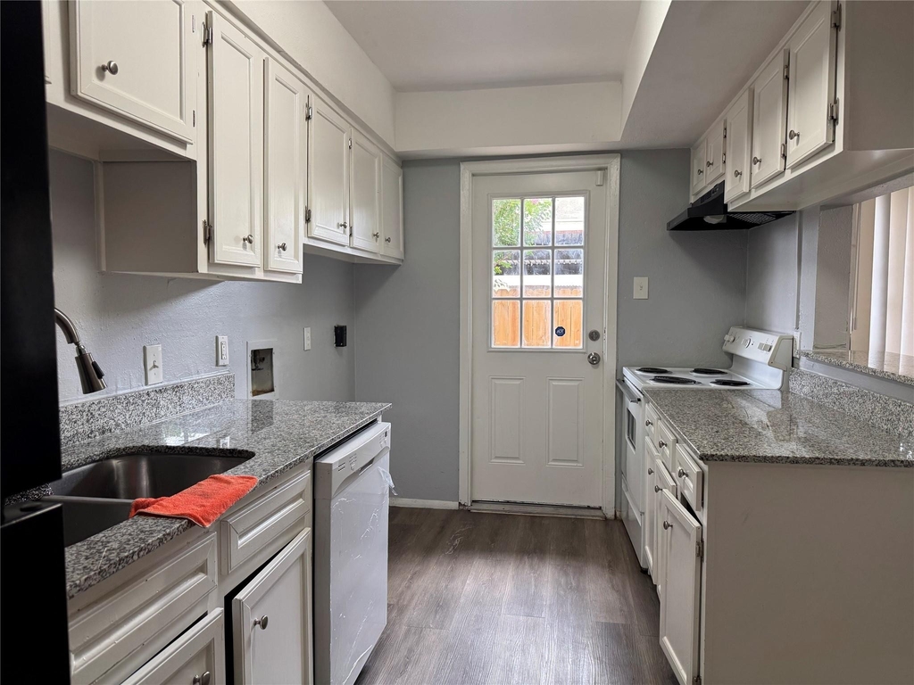 7925 Grove Ridge Drive - Photo 5