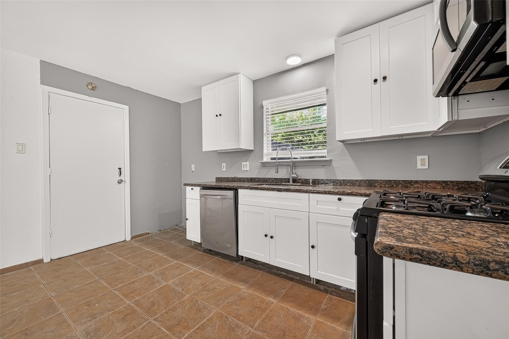 10814 Parkland Woods Drive - Photo 4