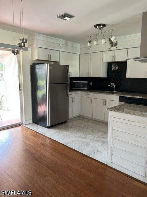 656 Palm View Drive - Photo 3