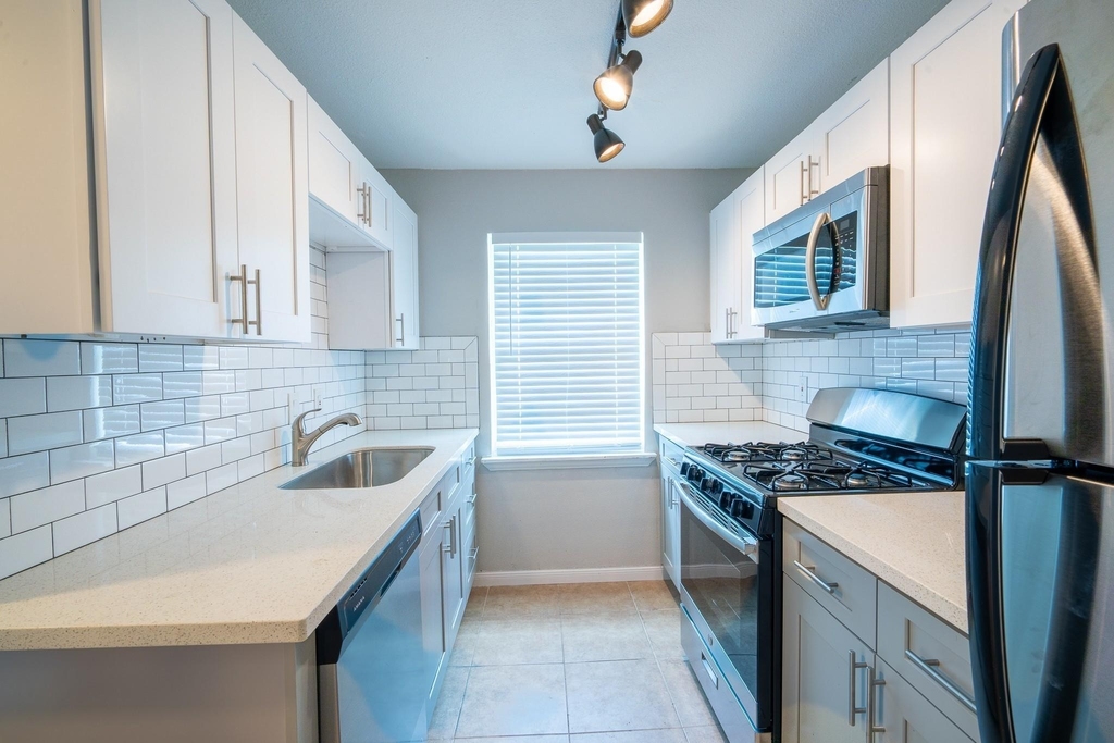 2501 Delano - Photo 0