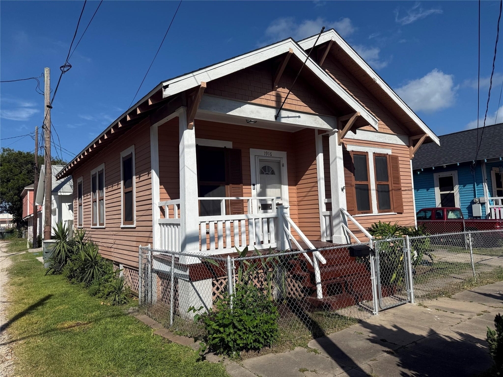 1916 26th Street - Photo 1