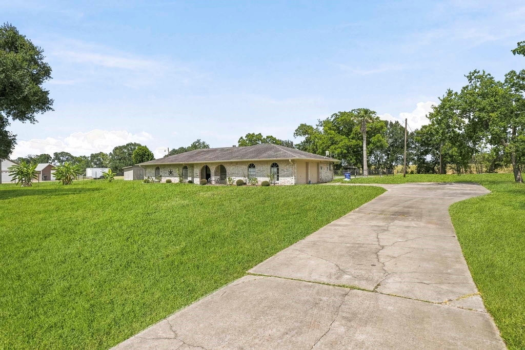 302 Country Road 893 - Photo 4