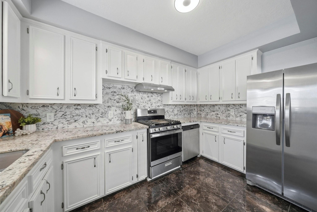 741 E 9th Street - Photo 11