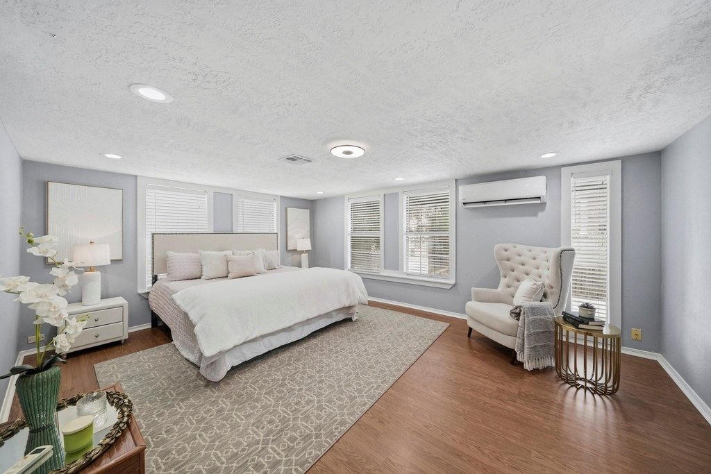 741 E 9th Street - Photo 16