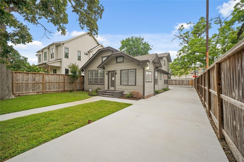 741 E 9th Street - Photo 1