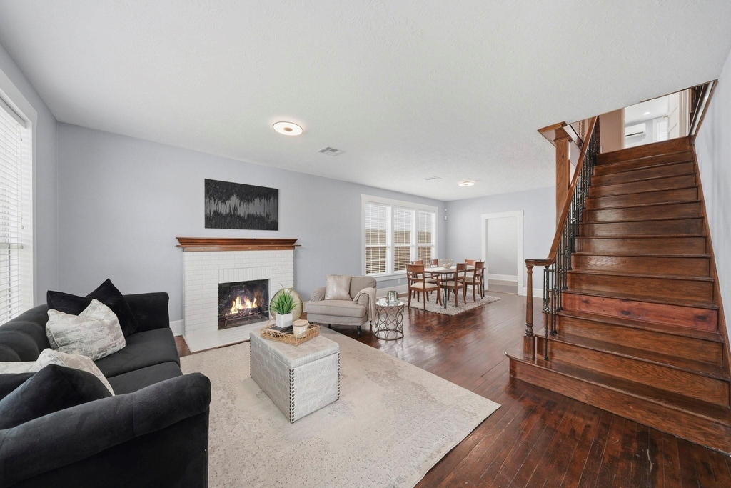 741 E 9th Street - Photo 5