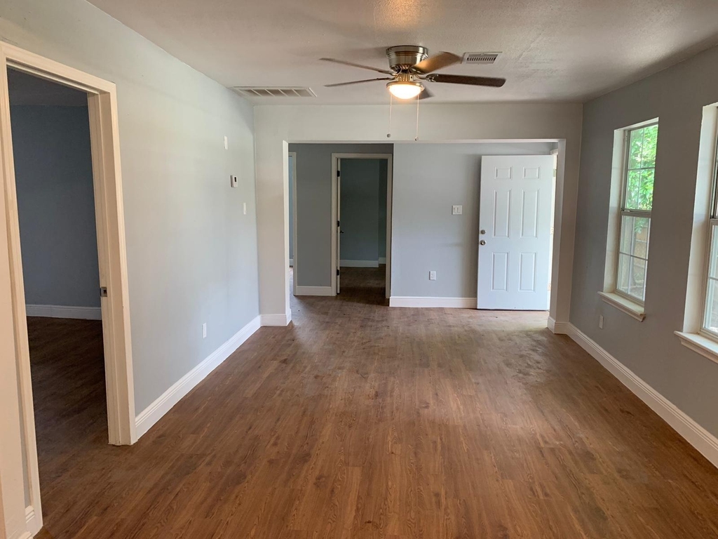 502 Hahlo Street - Photo 1