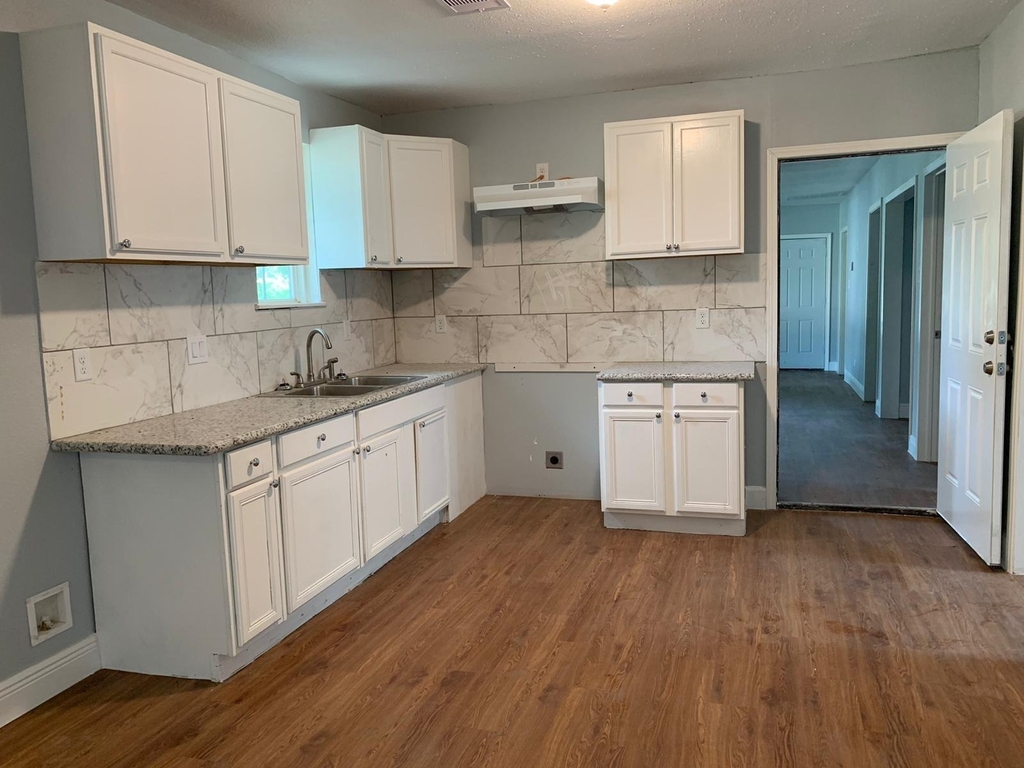 502 Hahlo Street - Photo 2