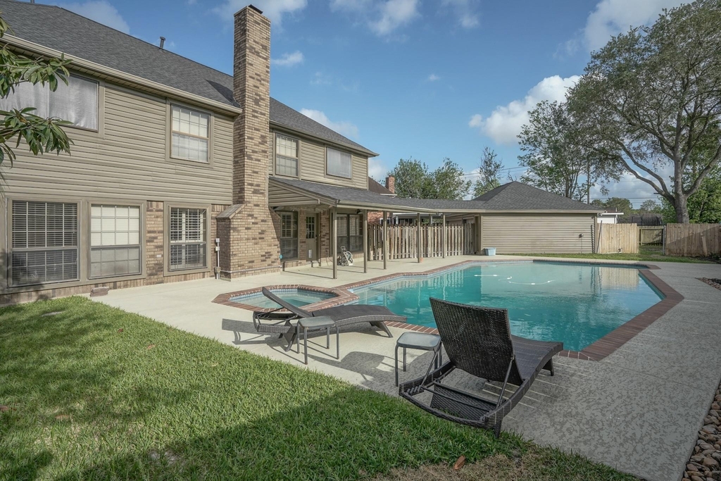 2108 Lakeway Drive - Photo 4