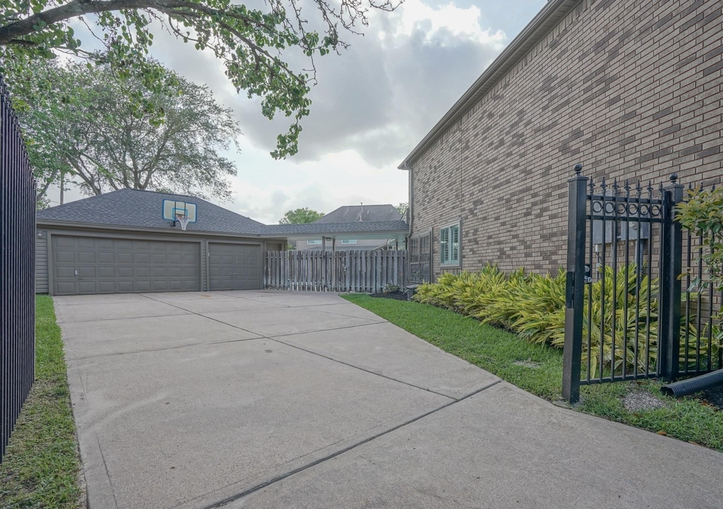 2108 Lakeway Drive - Photo 9