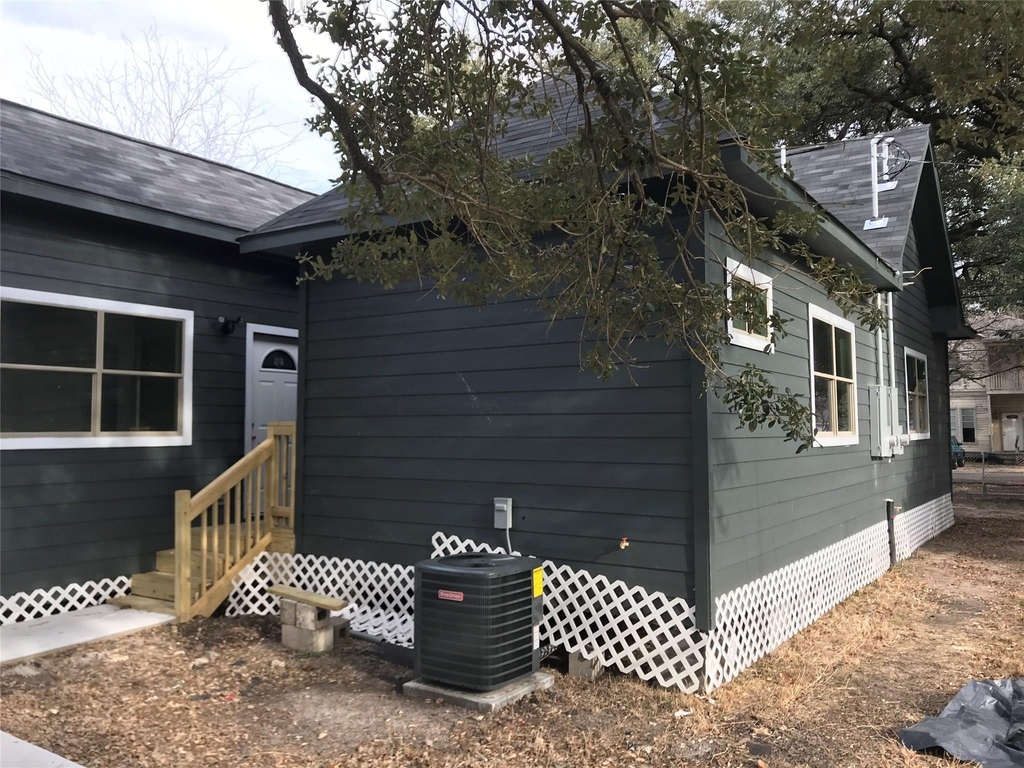 2614 Delano Street N - Photo 14