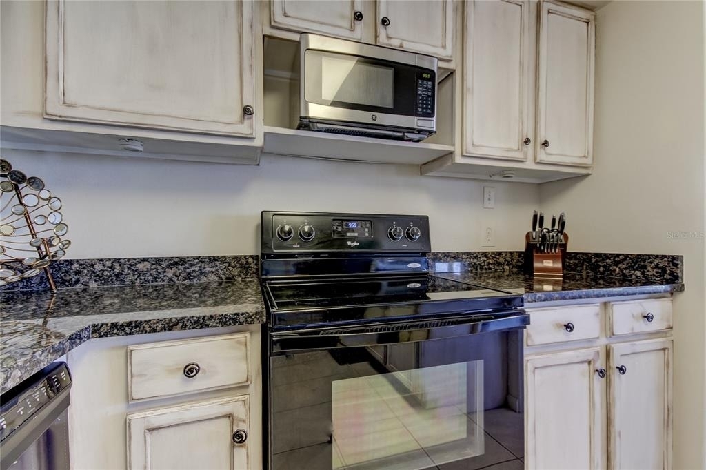 880 Mandalay Avenue - Photo 22