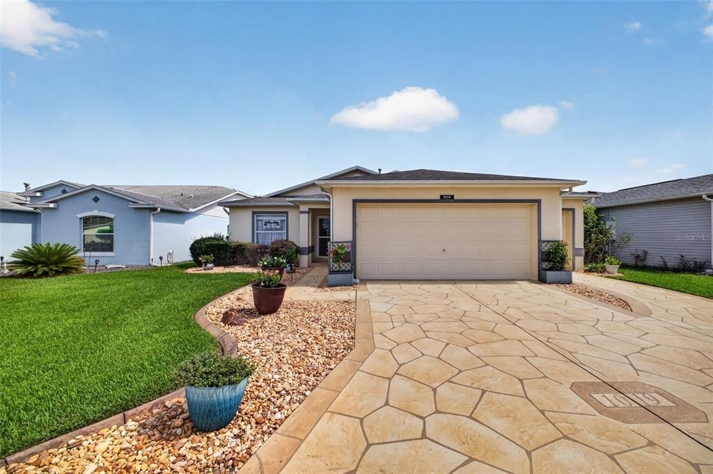 1019 Eagles Landing - Photo 2