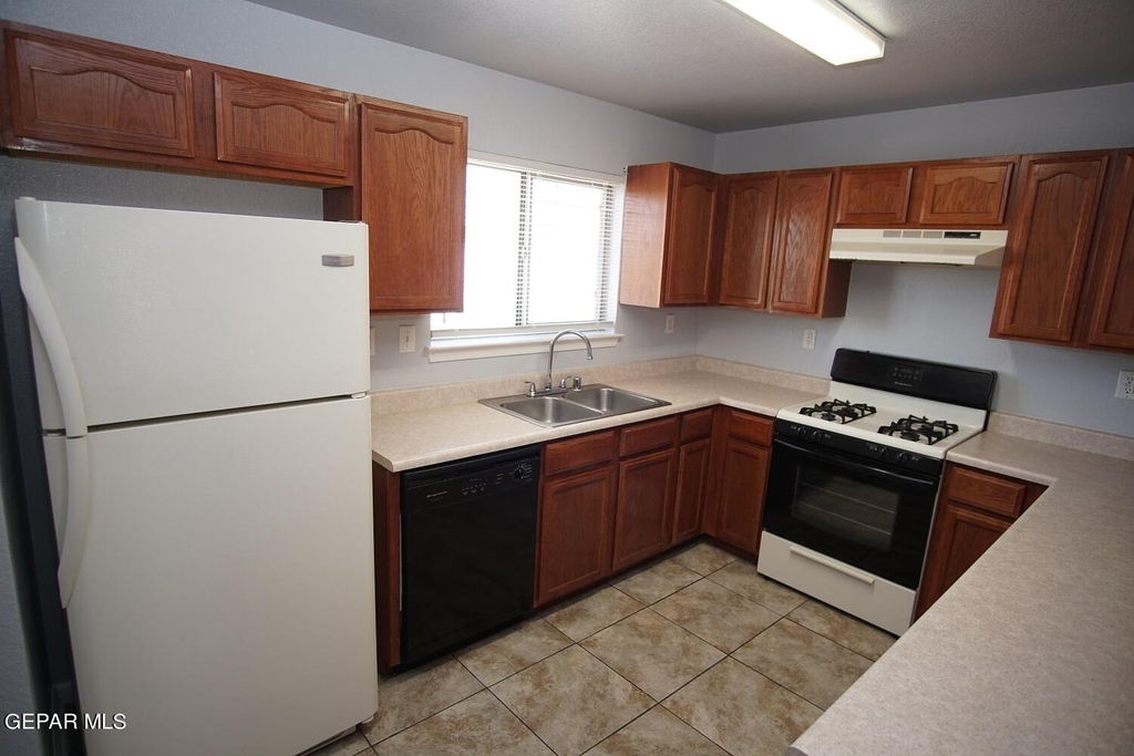 3400 Blue Earth Lane - Photo 5