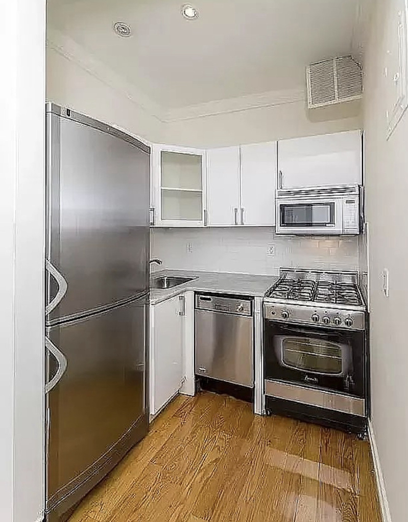 338 East 55th Street - Photo 1
