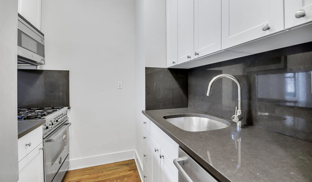 121 Madison Avenue - Photo 0