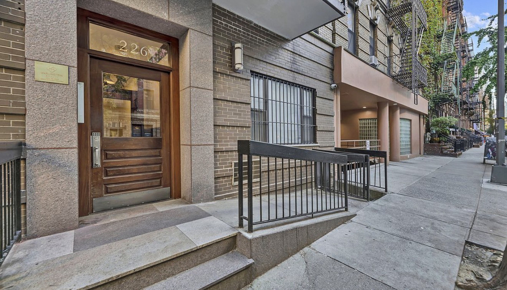 226 East 25th Street - Photo 6